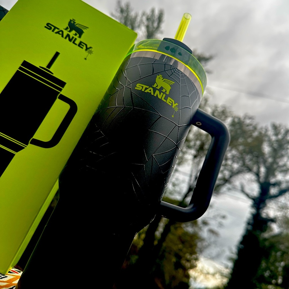 Stanley Web Glow 🕷️💚